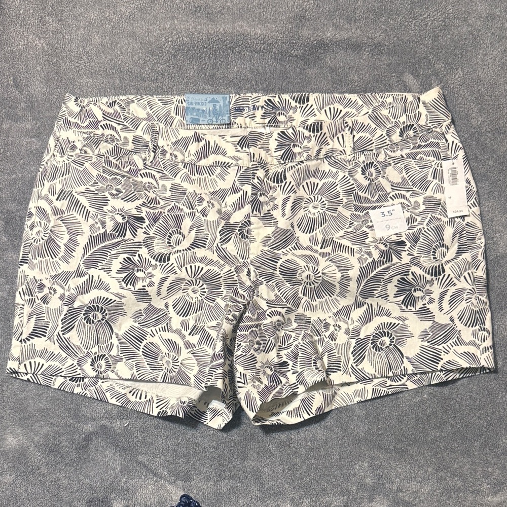Old Navy Black and White Floral Women's Shorts